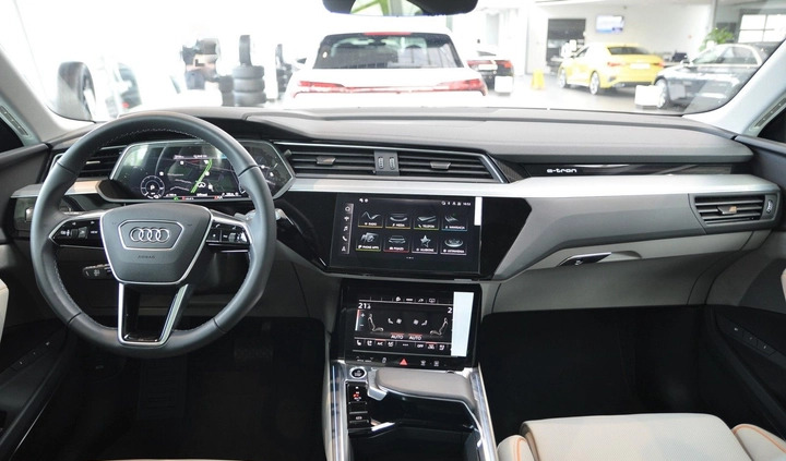 Audi e-tron cena 259900 przebieg: 8513, rok produkcji 2021 z Resko małe 596